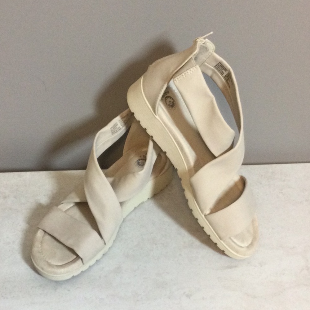 9 Earth Spirit cream strappy zipper back sandals